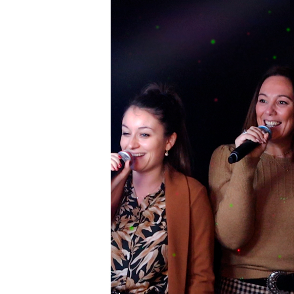 borne selfie karaoké en utilisation par deux femmes
