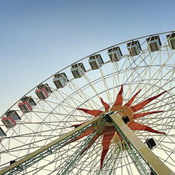 grande roue dans un parc attraction